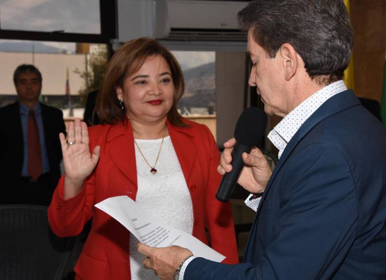 Hernández se posesionó ante el gobernador, Pérez . FOTO Cortesía Gobernación de Antioquia