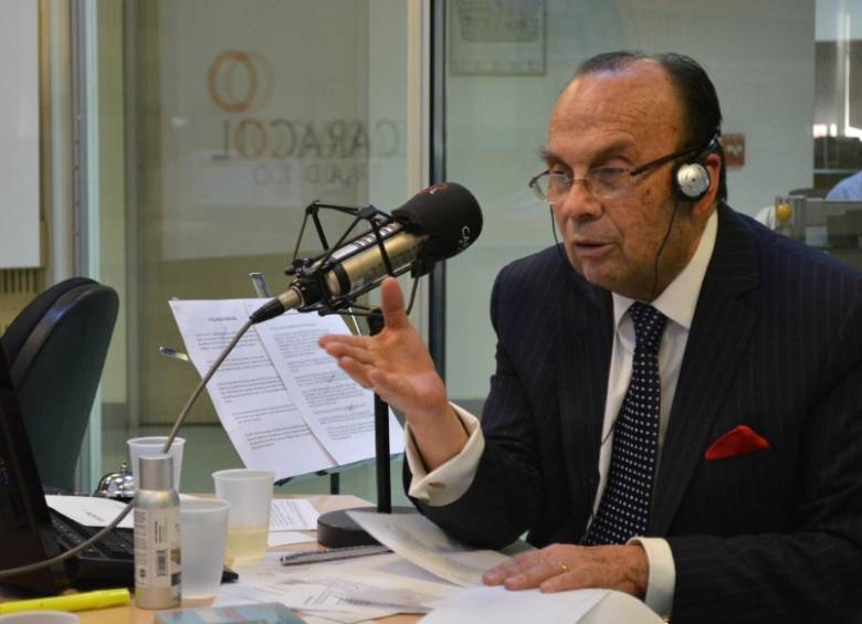Hernán Peláez dirigió hasta este 23 de diciembre el programa radial La Luciérnaga. FOTO CORTESÍA CARACOL RADIO. 