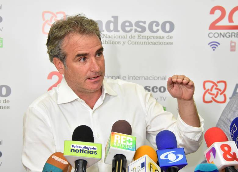 Los anuncios se dieron mientras el superintendente Pablo Felipe Robledo estaba en Medellín. FOTO cortesía sic