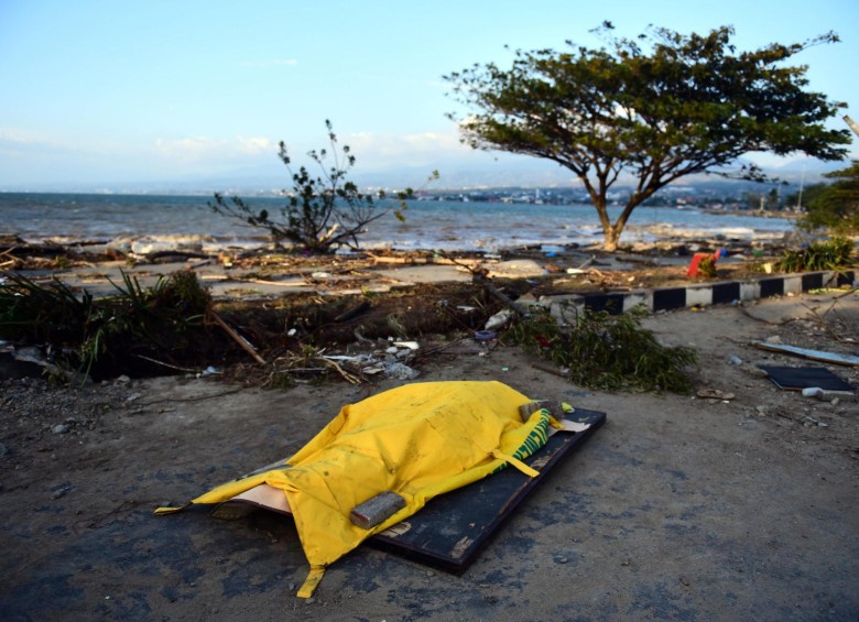 Un cuerpo fue tapado a las orillas de Palu en Indonesia. FOTO EFE