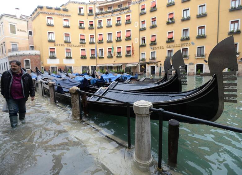 La gente camina en una zona inundada después del mal tiempo en Venecia. FOTO EFE