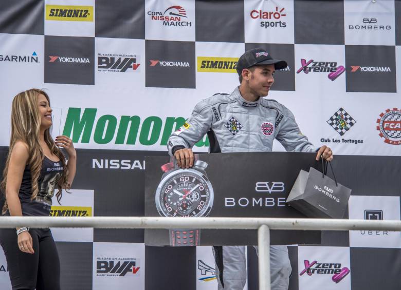 Se le volvió costumbre a Juan M. González subirse al podio como primero. Imparable sábado y domingo. FOTO cortesía Monomarca