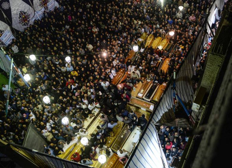 Miles de cristianos coptos rodearon la iglesia de la ciudad de Tanta, luego de que terroristas del EI atacaran a los fieles allí congregados con motivo del Domingo de Ramos. FOTO EFE