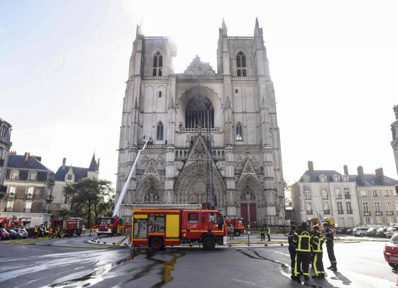 Los bomberos trabajando para apagar un incendio en la catedral de Saint-Pierre-et-Saint-Paul en Nantes: FOTO AFP
