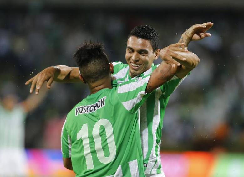 Daniel Bocanegra y Edwin Cardona se funden en un abrazo. Ambos deben unirse hoy a la Selección Colombia. FOTO Juan A. Sanchez