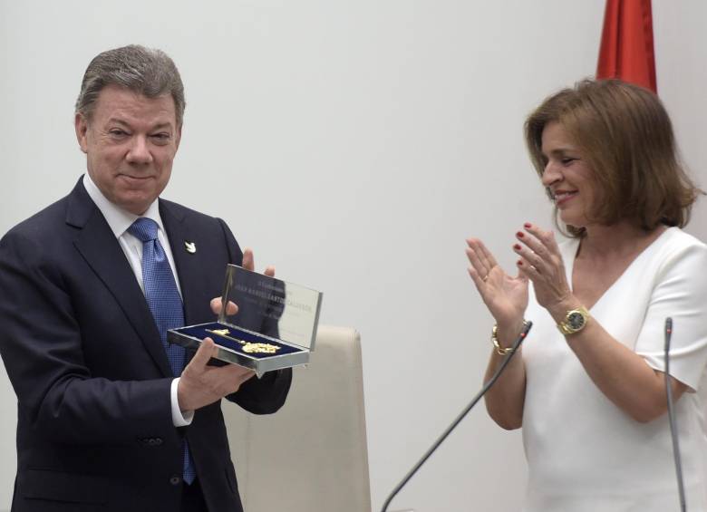 El presidente Juan Manuel Santos recibió las llaves de la ciudad de Madrid, de manos de la alcaldesa Ana Botella. FOTO AFP