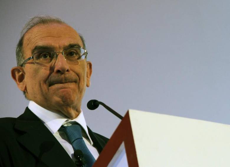 A través de un comunicado, la Oficina del Alto Comisionado para la Paz informó que Humberto De la Calle debió regresar a Colombia “para atender una situación familiar”. FOTO COLPRENSA