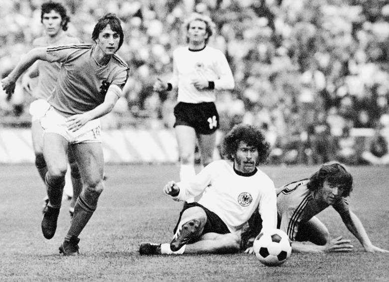 Estadio Olímpíco de Munich, durante la final del Mundial de 1974. Cruyff supera al alemán Paul Breitner. FOTO AP