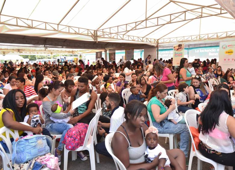 A la lactatón del sábado pasado en el Éxito asistieron 600 mujeres. En el país fueron más de 3.000 personas. FOTO Cortesía