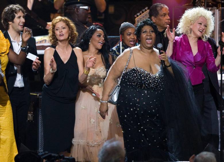 Aretha Franklin con otras artistas como Cyndi Lauper en la celebración del cumpleaños de Nelson Mandela en el Radio City Music Hall en New York en 2009. FOTO: Archivo El Colombiano 