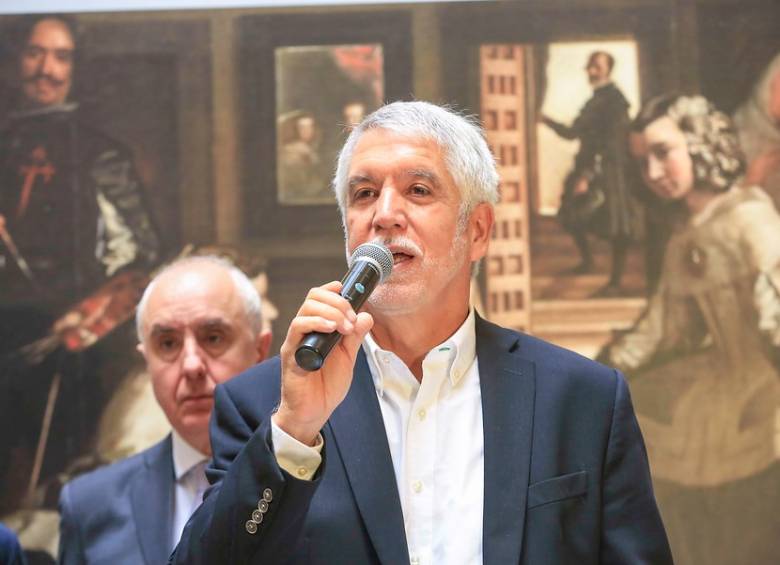 Enrique Peñalosa, alcalde de Bogotá (en la foto), podría dejar endeudada a la capital del país. La advertencia es del representante a la Cámara, Inti Asprilla, quien considera inconveniente que se le apruebe al mandatario la posibilidad de hacer en su último año asociaciones público privadas, que requieren vigencias futuras. Foto Colprensa.
