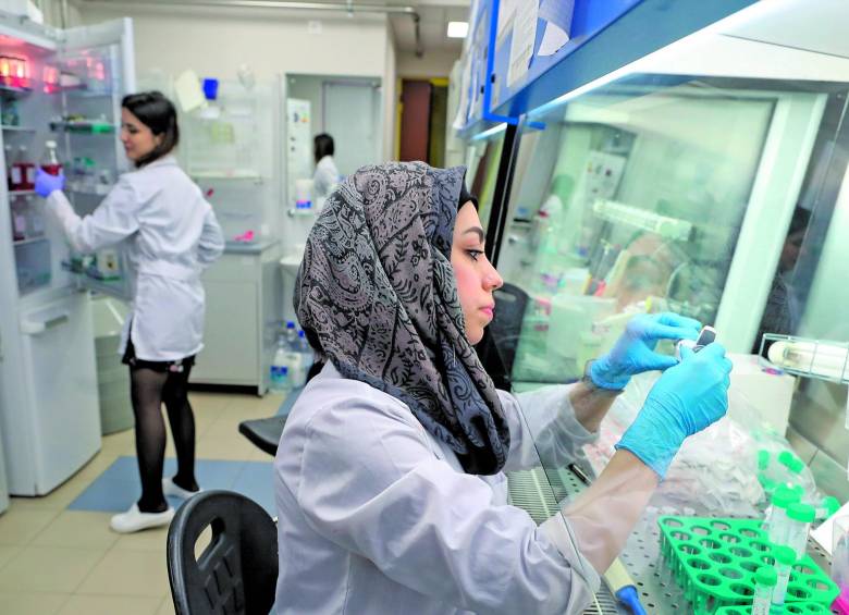 Investigadores del laboratorio de tecnologías genéticas y celulares Openlab de la Universidad Federal de Kazan que se especializa en investigación, diagnóstico y tratamiento de diferentes enfermedades. FOTO TASS a través de Getty Images