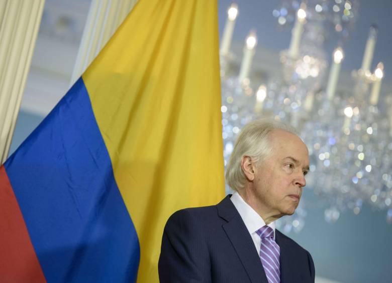 Antes de viajar a La Habana, Bernard Aronson se reunió con el presidente Juan Manuel Santos y le expresó el respaldo de Estado Unidos al proceso de paz con las Farc. FOTO afp