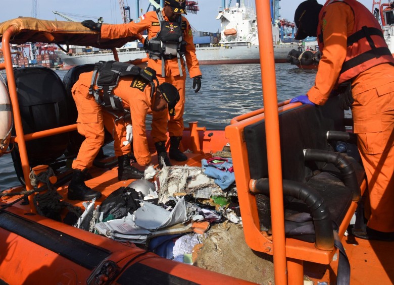 Los organismos de rescate buscan la caja negra del avión y rescatan los cuerpos de los fallecidos en el accidente. Foto: Reuters