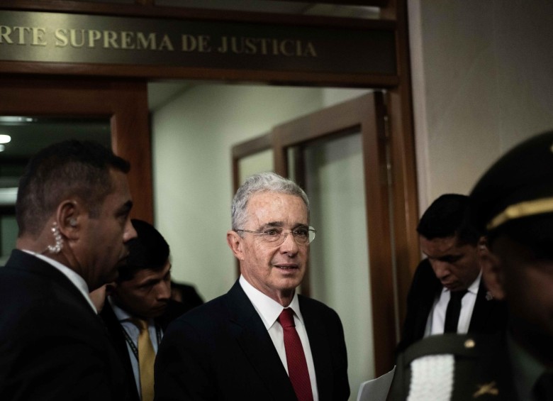 El expresidente Álvaro Uribe Vélez agradeció el apoyo que le brindó el Gobierno en cabeza del presidente Iván Duque. FOTO Reuters