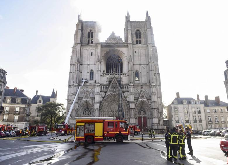 Foto tomada el 18 de julio de 2020. Bomberos trabajan para apagar el incendio en la catedral de Nantes, oeste de Francia. FOTO AFP