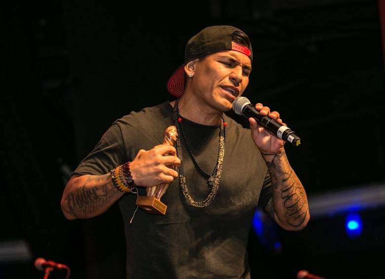 Henry Arteaga recibió el galardón muy emocionado. FOTO Colprensa