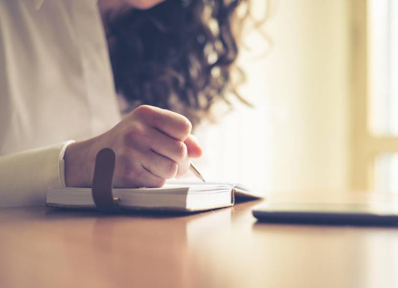 Expertos recomiendan escribir sus emociones todos los días para identificar los detonantes y reacciones. FOTO Sstock