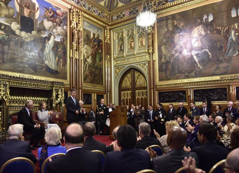 Santos pronunció discurso, enfocado en la paz, en el Parlamento Británico.Una agenda apretada tuvo el presidente Santos en Reino Unido. Dio discurso en el Parlamento, se encontró con los anglicanos y fue honrado con una cena en Buckingham. FOTos Cortesía Presidencia y afp 