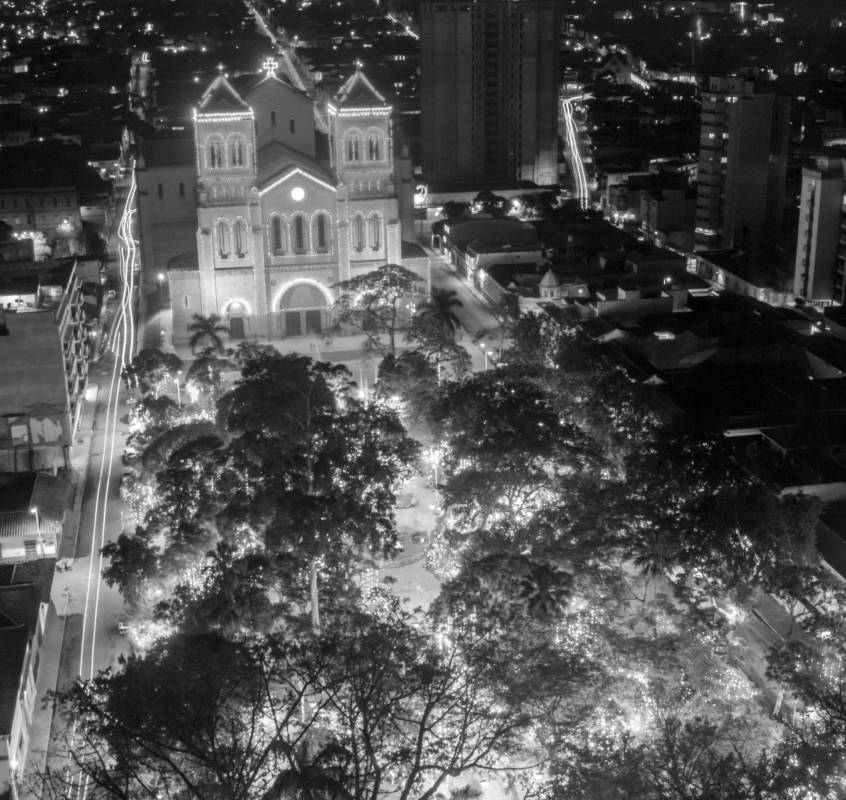 Alumbrado en el parque Bolívar de la cuidad de Medellín en el año 1979. Foto: Archivo El Colombiano