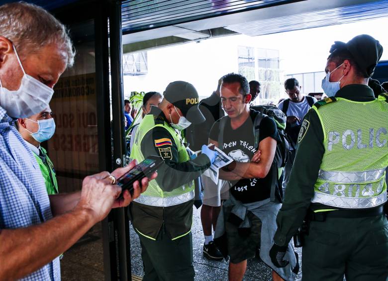 Ciudadanos foráneos luchaban ayer por encontrar pasajes. FOTO JULIO CÉSAR HERRERA 
