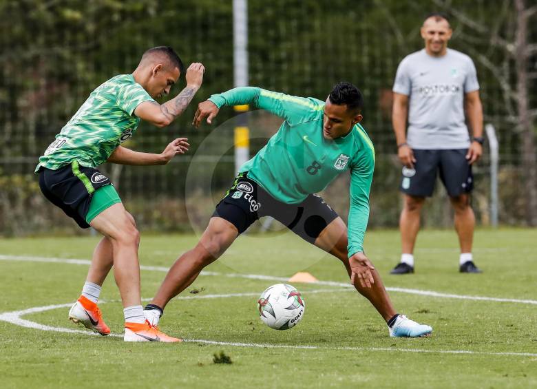 El jugador cesarense Brayan Rovira, con el número 8, durante una de las prácticas verdes en Guarne. FOTO jaime pérez