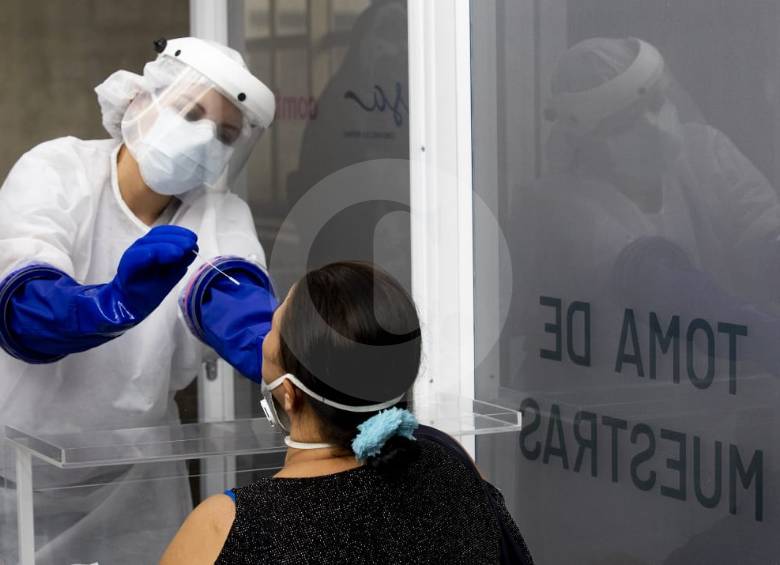 La toma de muestras aleatoria a trabajadores informales, una de las estrategias que disparó la cifra de contagios. FOTO JAIME PÉREZ