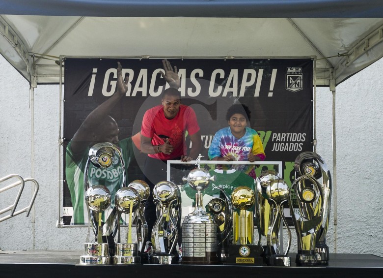 Alexis Henríquez junto a su hijo Camilo, y los 13 trofeos que alcanzó en Nacional. FOTO Camilo Suárez