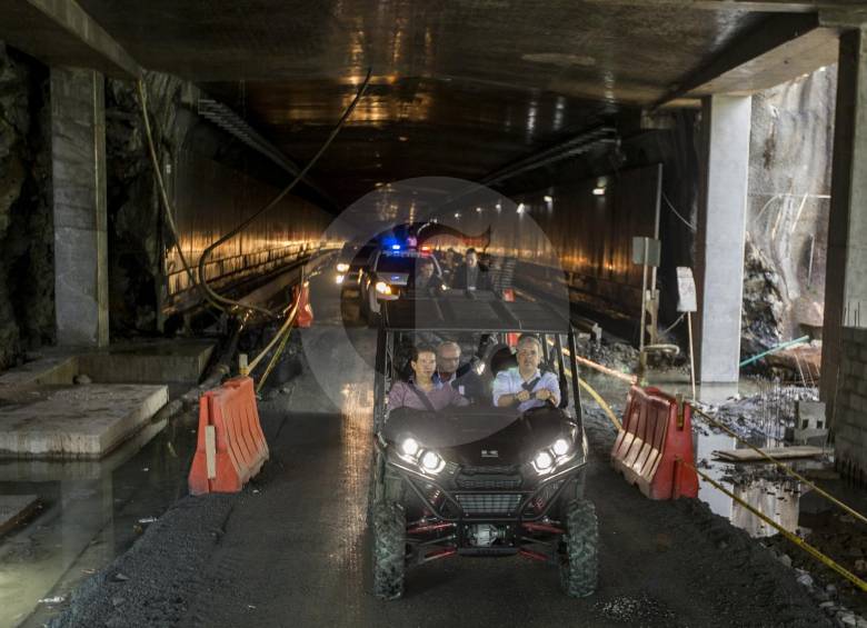 El presidente Duque y el gobernador Pérez recorrieron el Túnel de Oriente en cuatrimoto. El jefe de Estado destacó el esfuerzo financiero para hacer la obra sin recursos de la Nación. FOTO Jaime Pérez