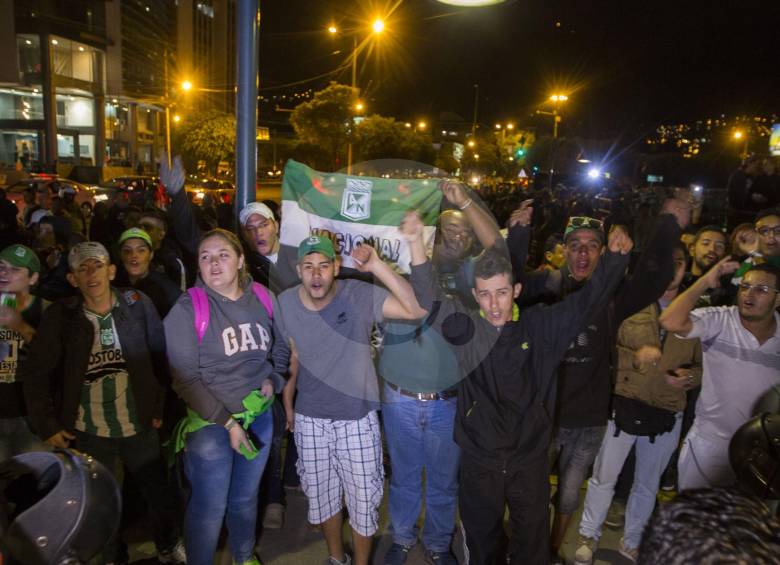Anoche los hinchas del verde llegaron al hotel para apoyar al equipo y buscar una foto con sus ídolos. FOTO esteban vanegas