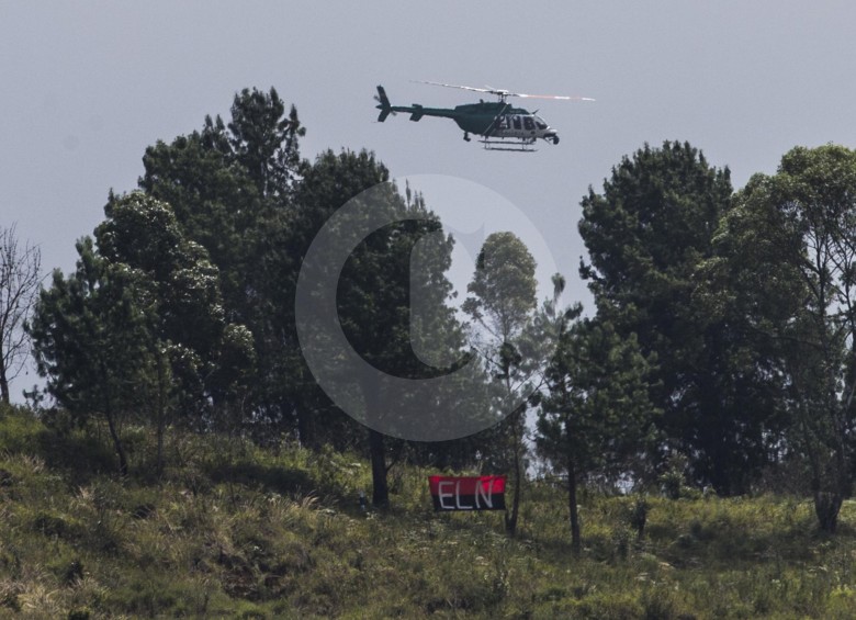 Un helicóptero sobrevoló la zona, mientras comandos antiexplosivos hicieron barrido en tierra. Detrás de la bandera está la torre derribada. FOTO julio césar herrera