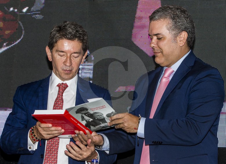 Este es el momento en el cual el Gobernador recibe el libro escrito por el nuevo presidente de Colombia. fOTO JAIME PÉREZ MUNÉVAR