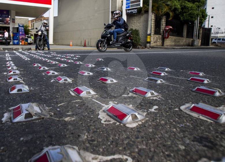 Los taches, instalados en agosto de 2018, se desprenden del pavimento en la Av. El Poblado. Serán remplazados por otros más planos, con luces LED. FOTO JULIO CÉSAR HERRERA Y CORTESÍA