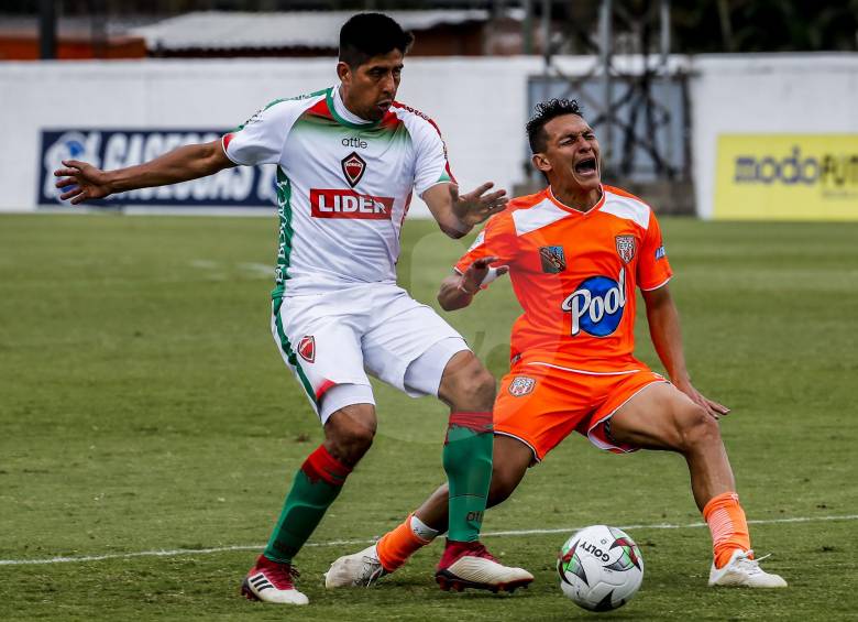 La lesión de Wilfrido de la Rosa, a los 28 minutos, afectó bastante el ataque de Envigado ante Patriotas. FOTO Jaime Pérez 