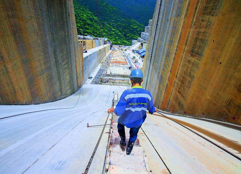 El vertedero ayuda a evacuar el agua en caso de ser necesario por los altos niveles de líquido cuando el embalse esté lleno.