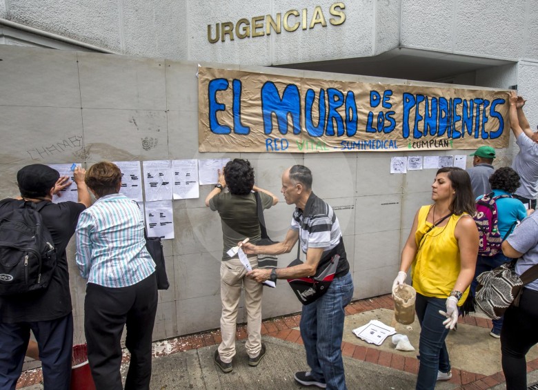 En la antigua sede de Saludcoop, los maestros dejaron un muro de solicitudes pendientes. FOTO Juan Antonio Sánchez