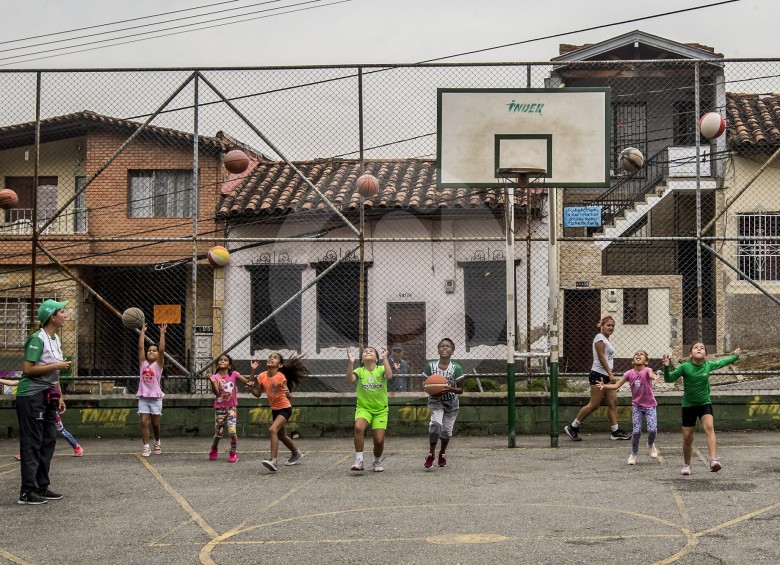 En la cancha del Parque de Campo Valdés se realizan actividades deportivas en las que participan niños y jóvenes del barrio. 