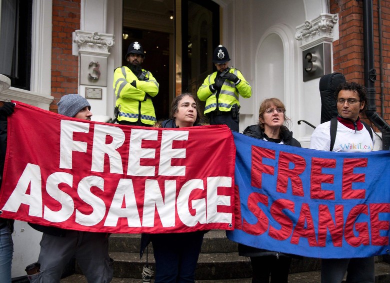 Manifestantes se congregaron afuera de la embajada ecuatoriana en Londres. Foto AFP