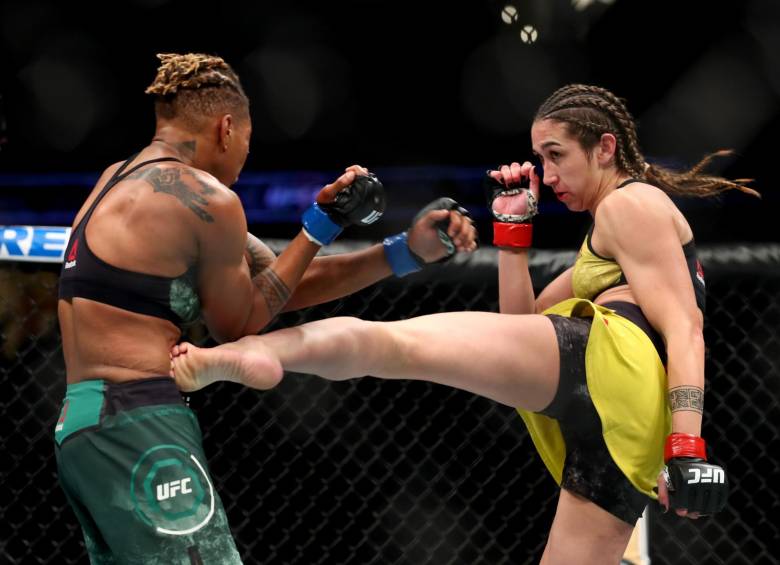 Sabina Mazo, de amarillo, durante el segundo asalto mostrando toda su potencia en sus patadas. FOTO AFP
