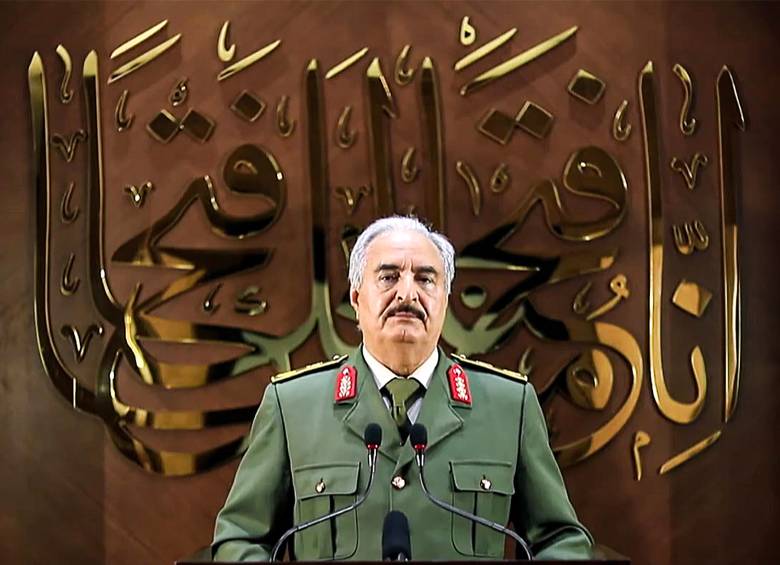 Esta imagen fue tomada de un video publicado por la División de Información de Guerra del autoproclamado Ejército Nacional Libio (LNA) del militar fuerte Khalifa Haftar el 28 de abril de 2020. FOTO: AFP