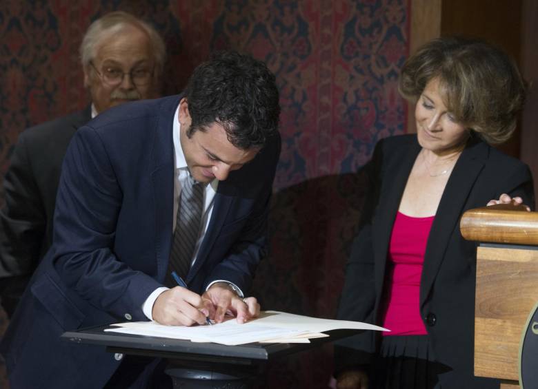 Fred Savage al lado de su madre, firmaron la entrega de algunos objetos de Los años maravillosos. FOTO AP