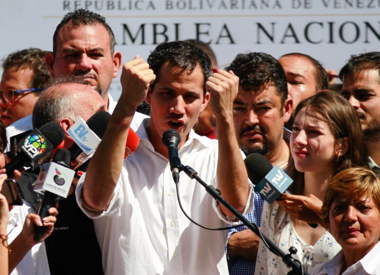 Luego de la detención, el presidente de la Asamblea Nacional, Juan Guaidó, asistió al cabildo abierto en Caraballeda. FOTO EFE
