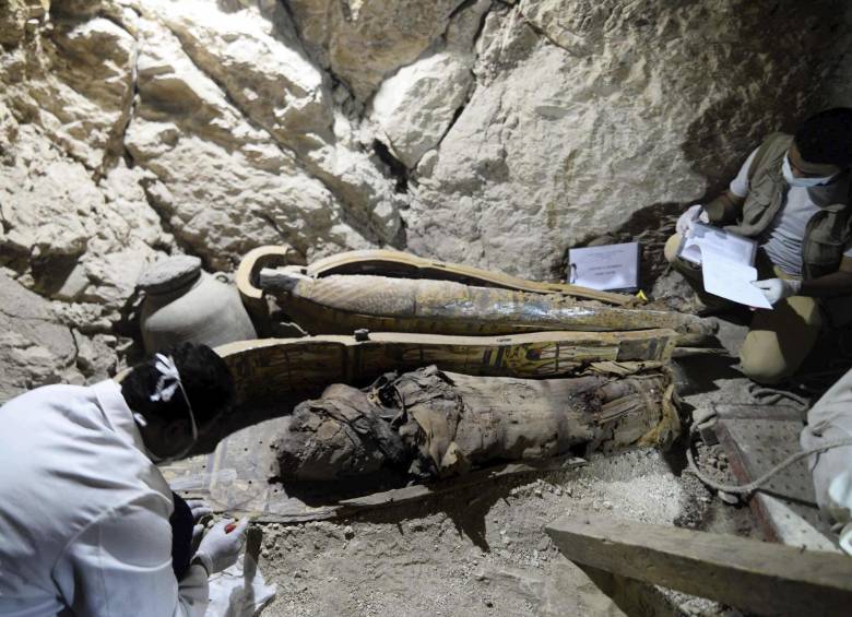 Descubren seis momias en una tumba faraónica en Egipto