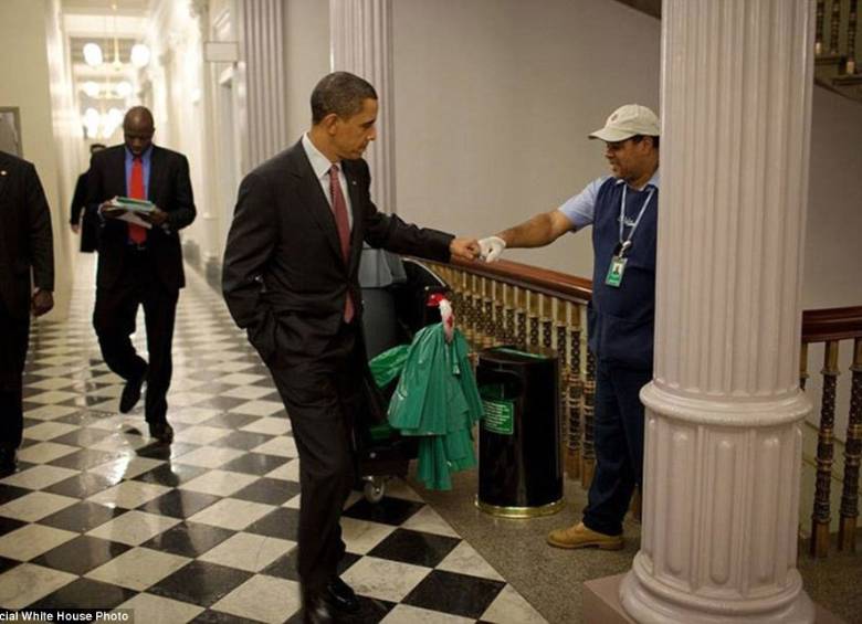 Saludando de forma casual al trabajador de la casa blanca Lawrence Lipscomb. FOTO Official White House Photo