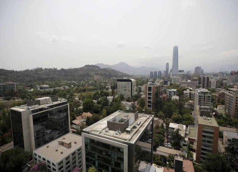 Aunque no generó efectos nocivos, una nube de humo proveniente desde Australia llegó a Santiago de Chile. FOTO AFP