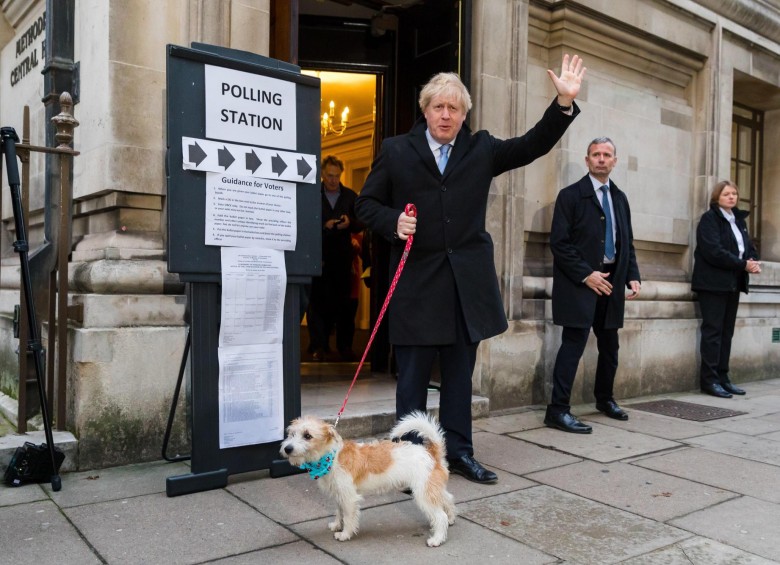 Boris Johnson votó en compañía de su perro Dilyn. FOTO: EFE