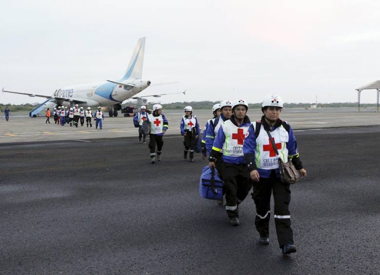 Para distintas labores, el Gobierno de Ecuador movilizó 10.000 efectivos de las fuerzas armadas y 4.600 policías a las zonas afectadas. FOTO REUTERS