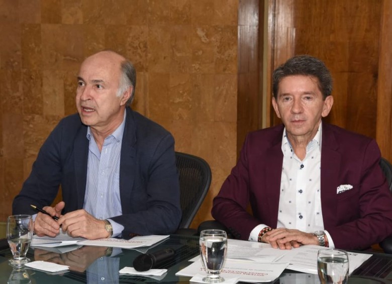 La propuesta la hizo el Gobernador de Antioquia (derecha) tras una reunión con el Ministro de Justicia, Enrique Gil. FOTO Cortesía