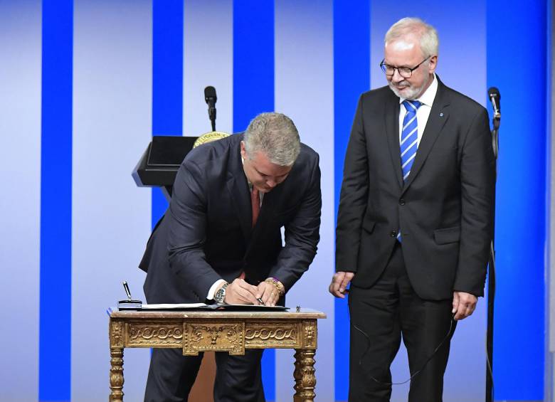 El presidente Iván Duque y presidente del BEI, Werner Hoyer, firmaron un acuerdo que confirma a Colombia como país sede de la representación regional del Banco para América Latina. Foto: Presidencia de Colombia