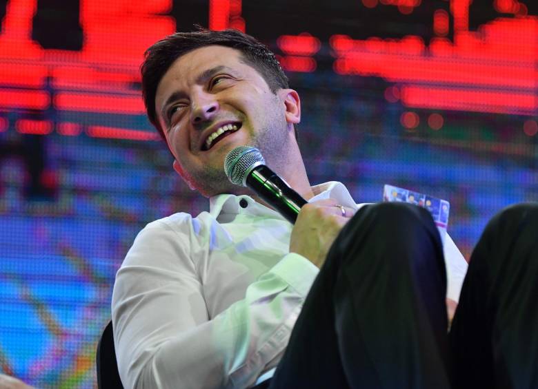 Un comediante pasa a segunda vuelta en presidenciales en Ucrania